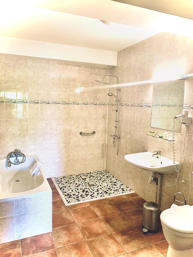 Le Petit Roche Otel Serrières-en-Chautagne Dış mekan fotoğraf